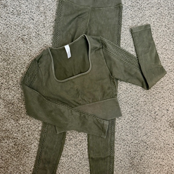 OFFLINE By Aerie Seamless Cable Square Neck long sleeve + Leggings Two Piece - Picture 10 of 13